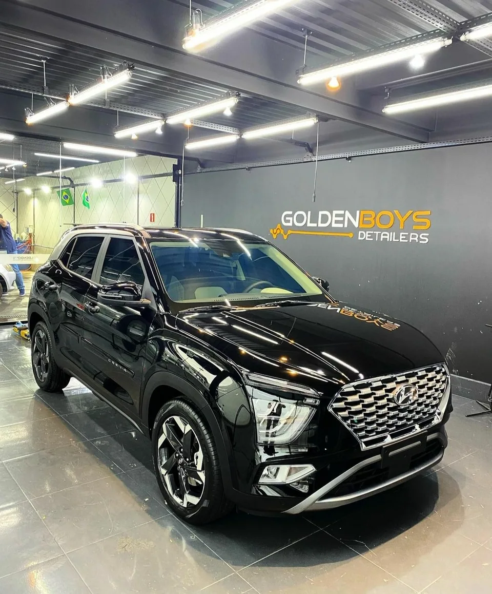 SUV Lexus preto dentro da Golden Boys Detailers