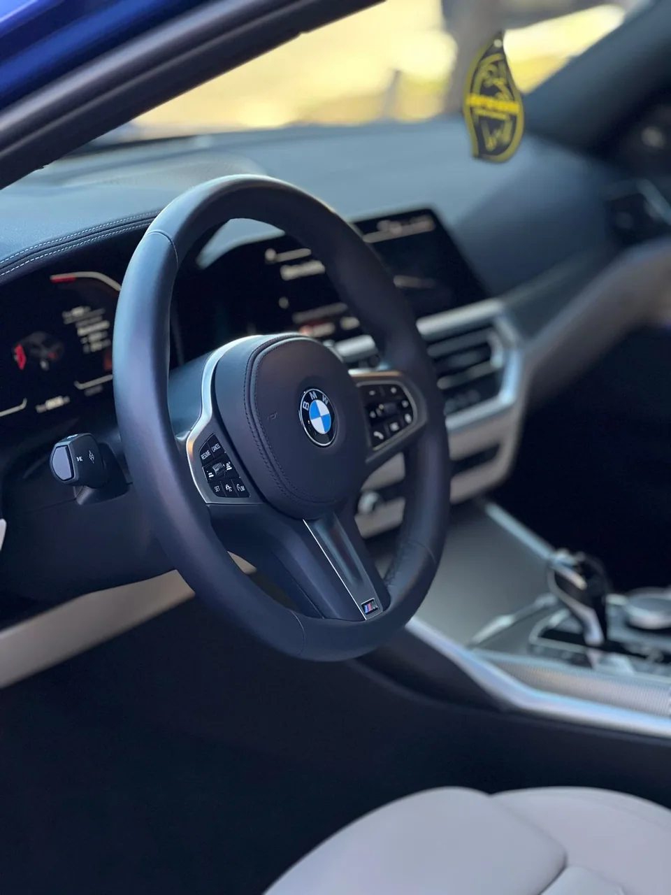 Interior de um BMW, com destaque para volante e console