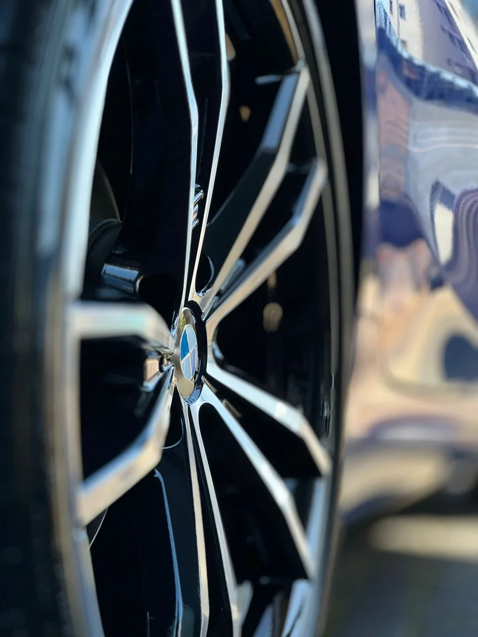 Close de uma roda BMW e do acabamento da carroceria