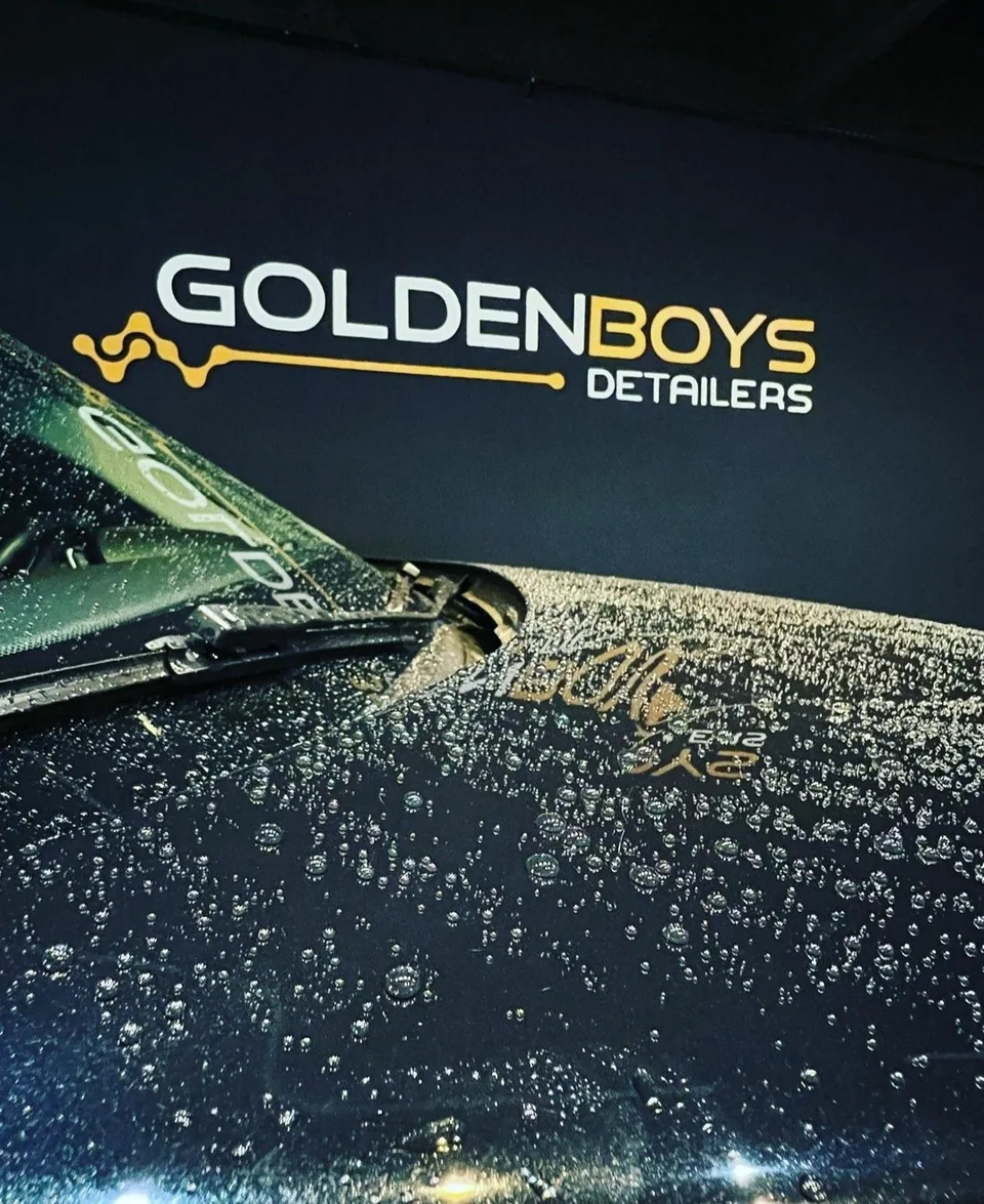 Gotas de água sobre a carroceria com a marca Golden Boys ao fundo